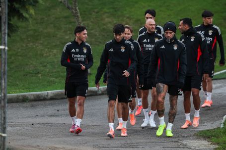 Jogadores do Benfica à entrada para um treino - Foto SL Benfica