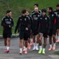 Jogadores do Benfica à entrada para um treino - Foto SL Benfica