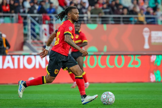 Fredy, capitão de Angola, em ação frente ao Egito