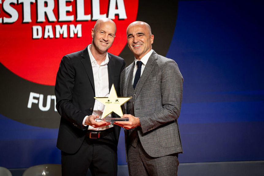 Roberto Martínez recebeu o galardão das mãos de Jordi Cruijff - Foto: DR