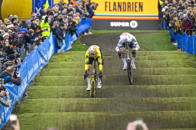 Wout van Aert ainda à frente de Mathieu van der Poel: Depois vieram os... furos