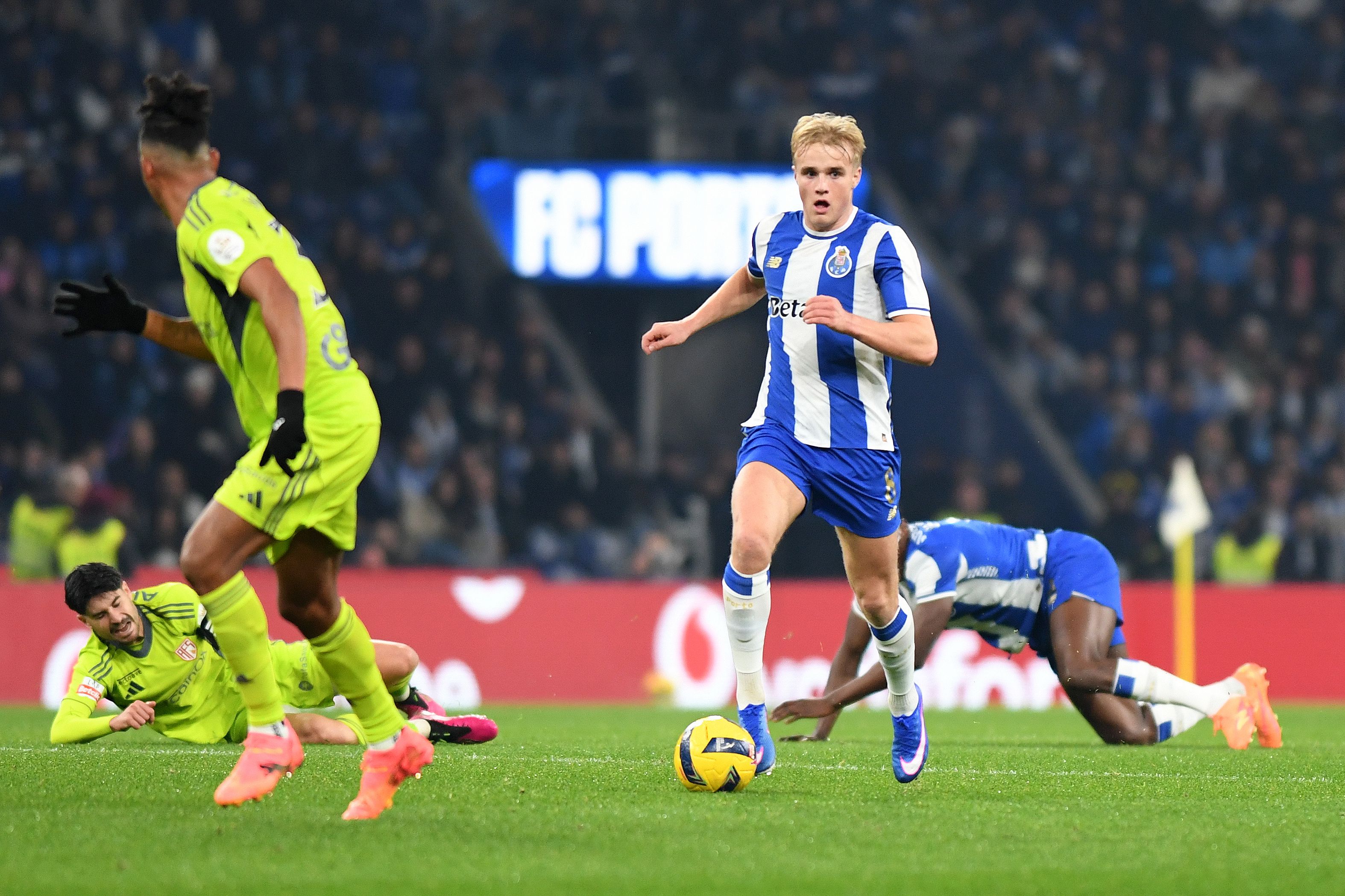 Froholdt conduz a bola frente ao Aves SAD - Foto: Rogério Ferreira/Kapta+