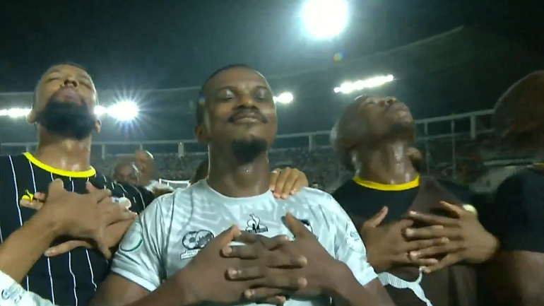 VÍDEO: jogador da África do Sul marca golaço de livre e celebra à Ronaldo