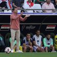 Vídeo: jornalistas iraquianos tentam agredir selecionador após eliminação
