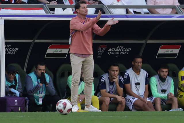 Vídeo: jornalistas iraquianos tentam agredir selecionador após eliminação