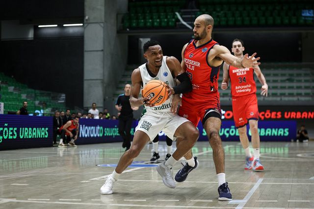 Sporting enfrenta dragões vermelhos