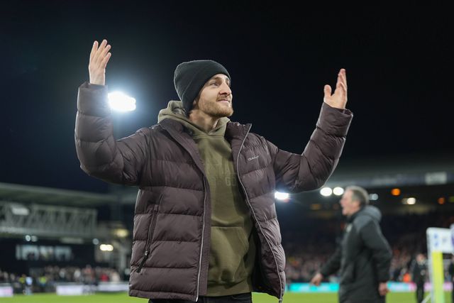 Vídeo: capitão do Luton ovacionado no regresso ao estádio após paragem cardíaca