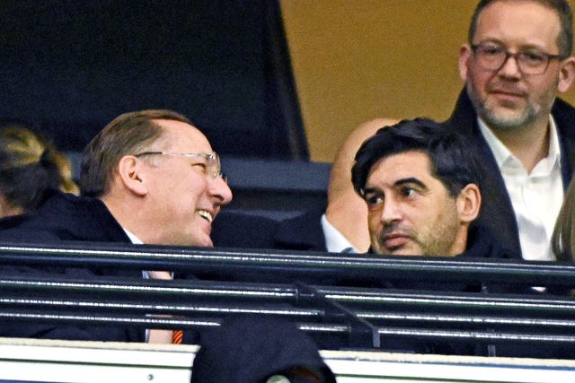 Paulo Fonseca a assistir ao jogo do Lyon, ao vivo, ao lado de John Textor