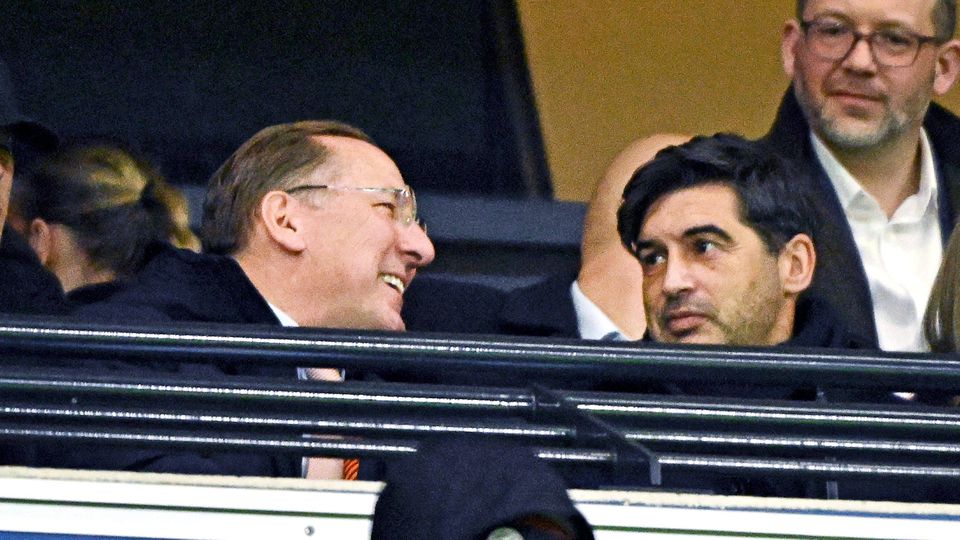Paulo Fonseca a assistir ao jogo do Lyon, ao vivo, ao lado de John Textor