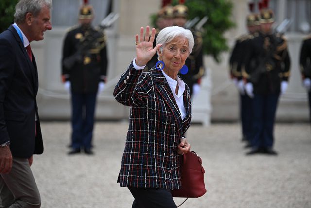 Christine Lagarde, presidente do Banco Central Europeu, acena