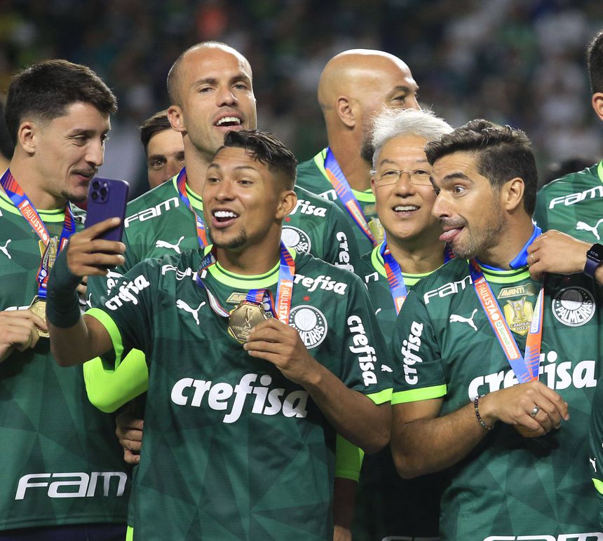 Rony a festejar a conquista de mais um título no Palmeiras, com Abel Ferreira