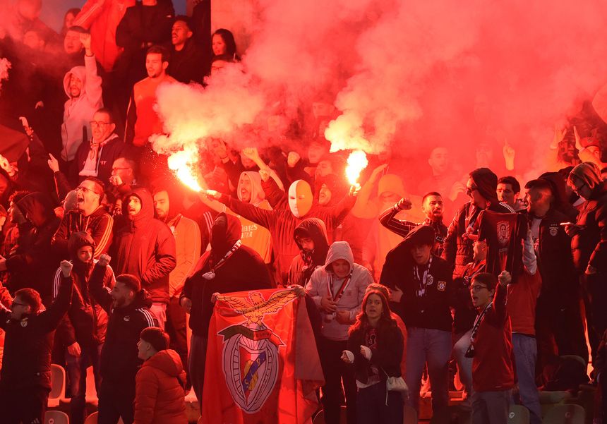 Pirotecnia de adeptos do Benfica (foto: Miguel Nunes)
