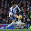 Mitoma a jogar pelo Brighton e a dominar a bola