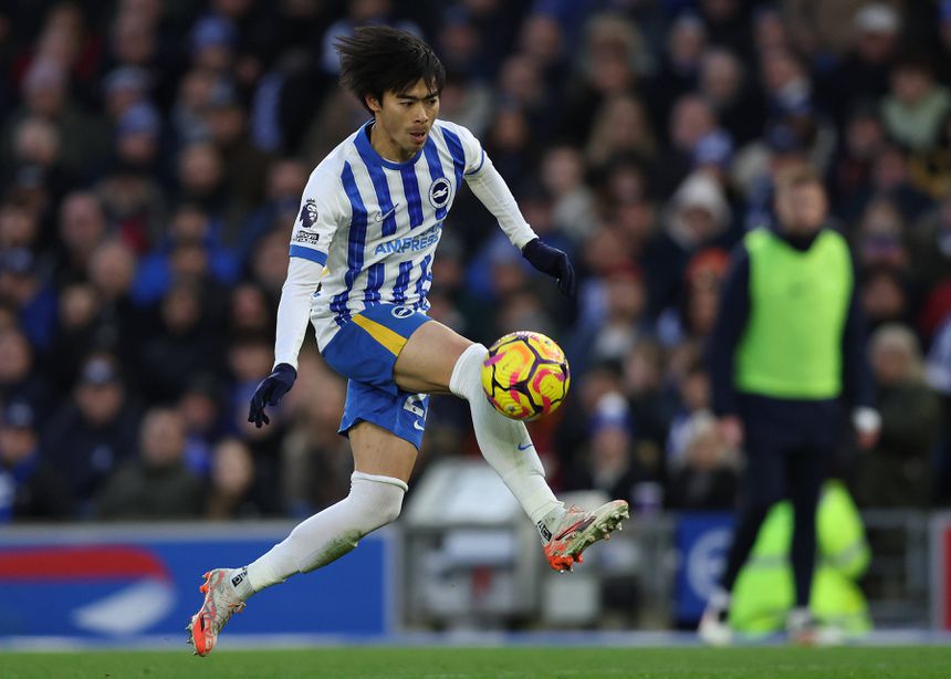 Mitoma a jogar pelo Brighton e a dominar a bola