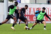 Jogadores do Nacional a treinarem no Estádio de Machico, às ordens de Tiago Margarido