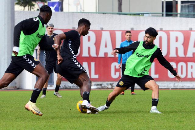 Jogadores do Nacional a treinarem no Estádio de Machico, às ordens de Tiago Margarido
