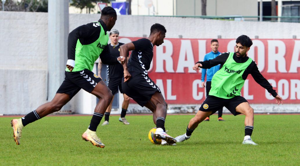 Jogadores do Nacional a treinarem no Estádio de Machico, às ordens de Tiago Margarido