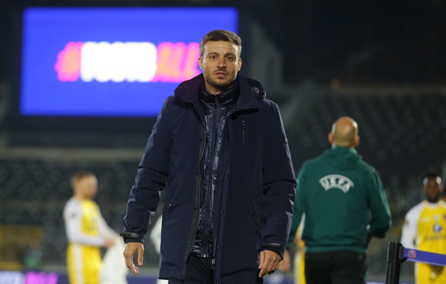 Martín Anselmi pensativo no seu primeiro jogo à frente do FC Porto, frente ao Maccabi Telavive