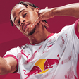 Xavi Simons posa para a foto na oficialização pelo Leipzig