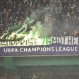 Membros da claque Juventudo Leonina utilizavam artefactos pirotécnicos e exibiram uma faixa com a seguinte mensagem para a UEFA: «Surpresa, filhos da mãe»
