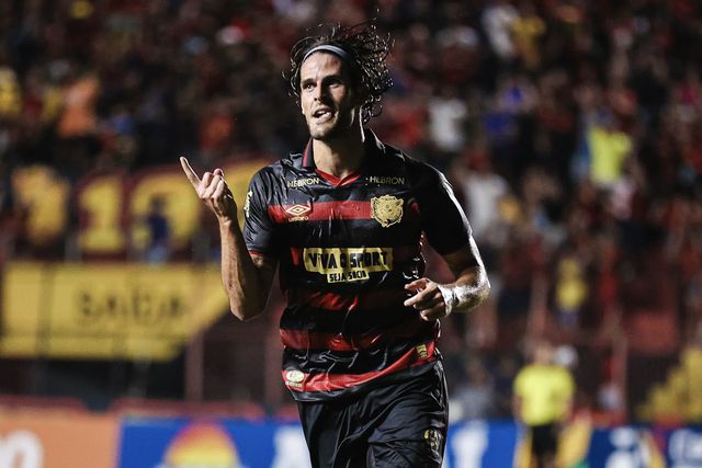 Gonçalo Paciência estreia-se a marcar (em dose dupla) na goleada do Sport Recife