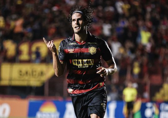 Gonçalo Paciência estreia-se a marcar (em dose dupla) na goleada do Sport Recife