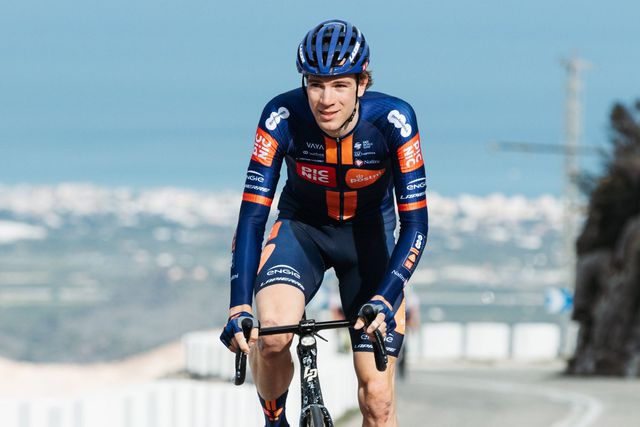 Nils Eekhoff, de 27 anos, embateu contra um poste de iluminação no último quilómetro da 3.ª etapa do AlUla Tour