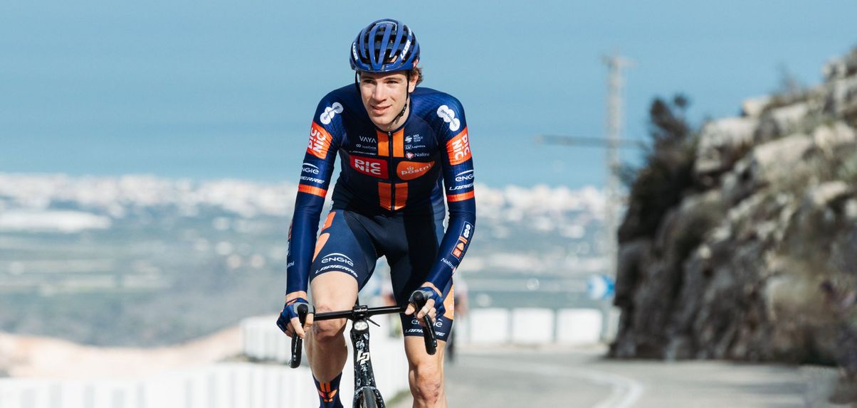 Nils Eekhoff, de 27 anos, embateu contra um poste de iluminação no último quilómetro da 3.ª etapa do AlUla Tour