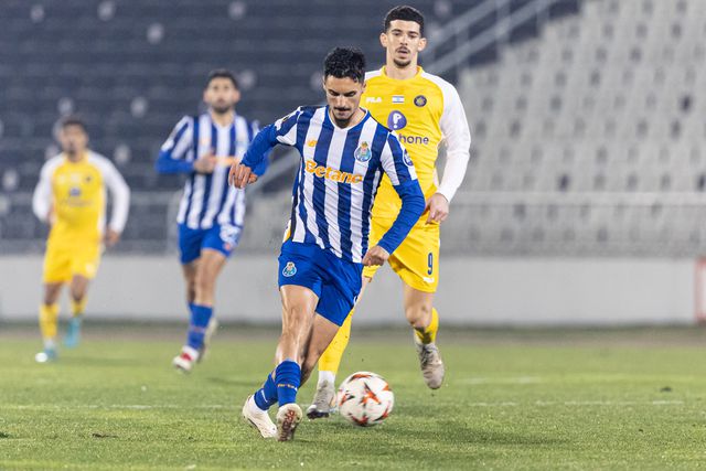 Eustáquio controla a bola frente ao Maccabi Telavive