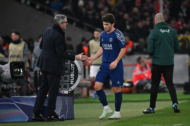 O momento em que João Neves teve de ser substituído no Estugarda-PSG, ao minuto 77