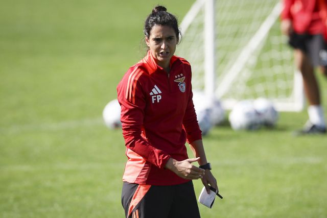Filipa Patão dá indicações às suas jogadoras durante um treino do Benfica
