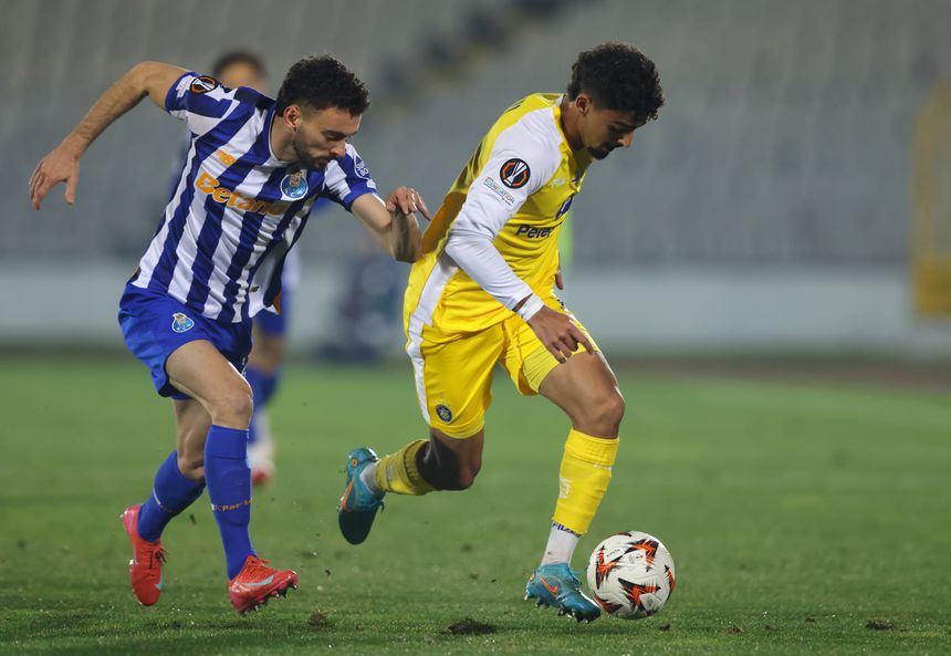 João Mário persegue um adversário do Maccabi Telavive