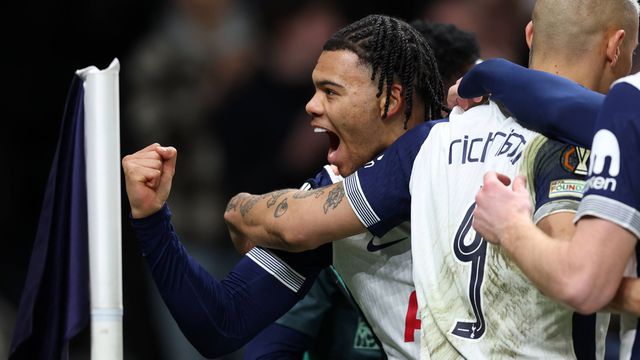 Dane Scarlett a celebrar o seu primeiro golo