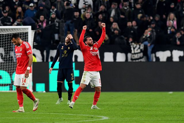 Orkun Kokçu festeja depois de marcar o segundo golo do Benfica contra a Juventus