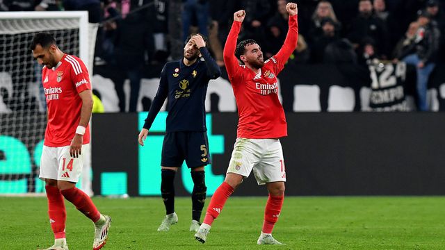 Orkun Kokçu festeja depois de marcar o segundo golo do Benfica contra a Juventus
