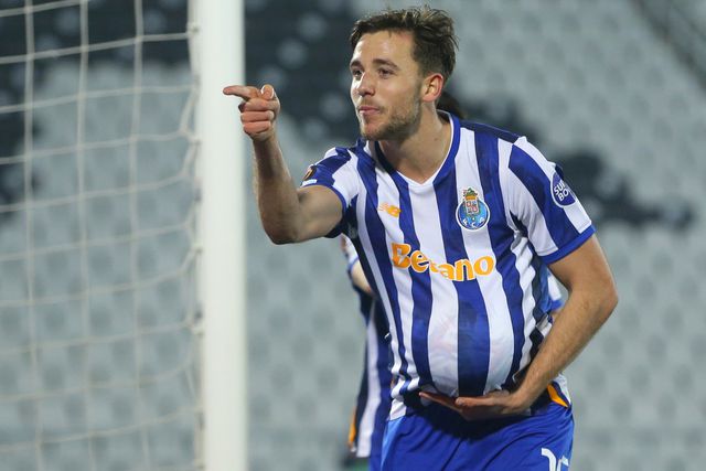 Nico González celebra o golo marcado ao Maccabi Telavive ao colocar a bola deibaio da camisola