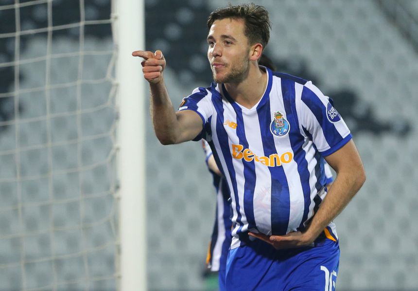 Nico González celebra o golo marcado ao Maccabi Telavive ao colocar a bola deibaio da camisola