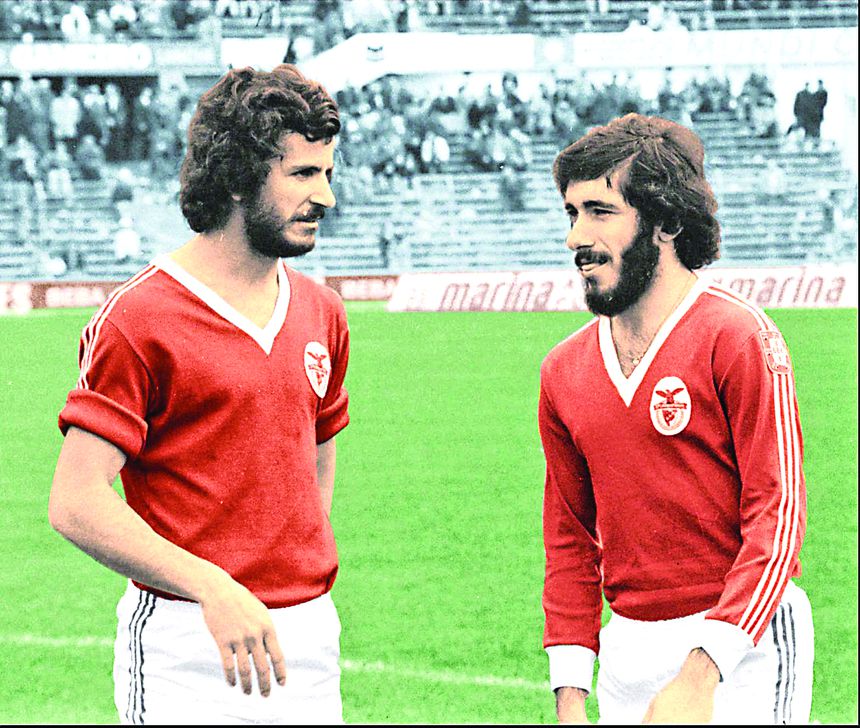 Nene com Chalana, no dia da sua estreia no Benfica-Farense, realizado, em 6 de Marco de 1976, no Estadio da Luz