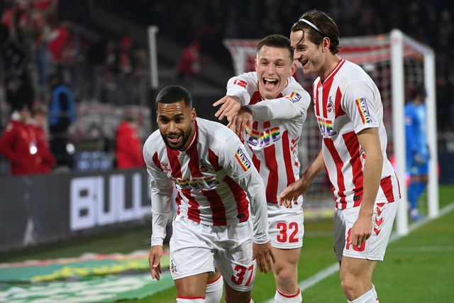 Festejos do Colónia depois do golo de Maina