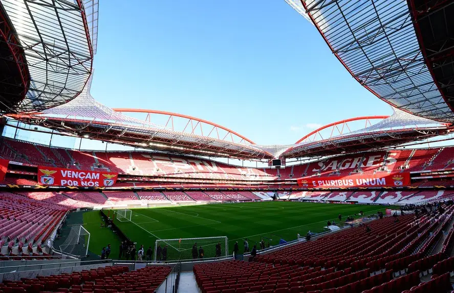 Estádio da Luz, Benfica: com arcos vermelhos que contrastam com a cobertura branca, a Sportsrender destaca que «as curvas do telhado» permitem que a luz natural «inunde o campo de forma uniforme» (IMAGO)