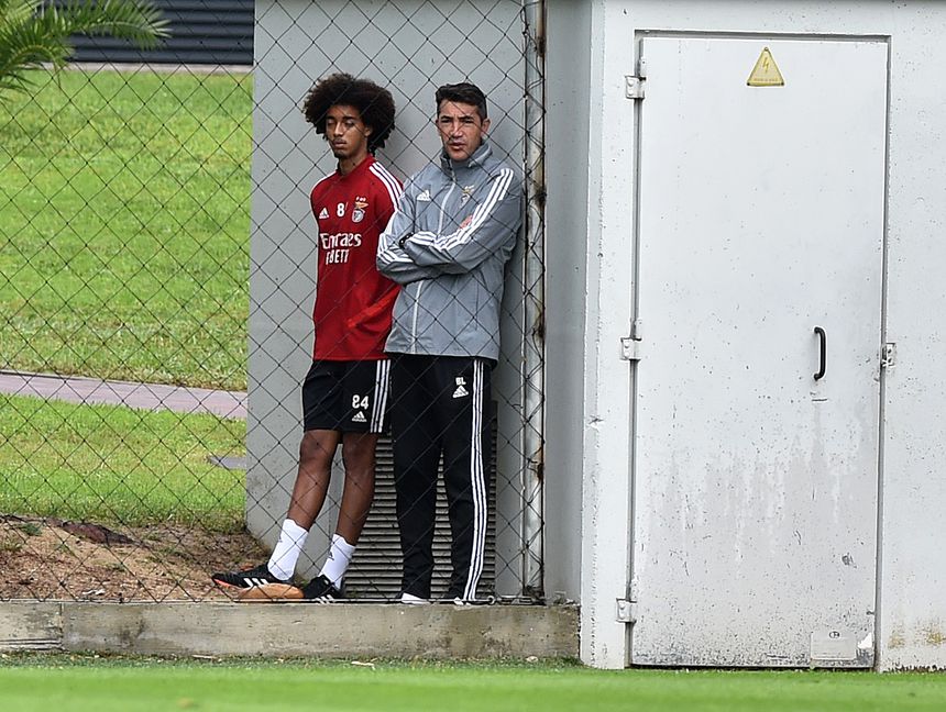 Tomás Tavares mantinha uma relação especial com Bruno Lage, que o lançou no plantel principal do Benfica (Foto A BOLA)
