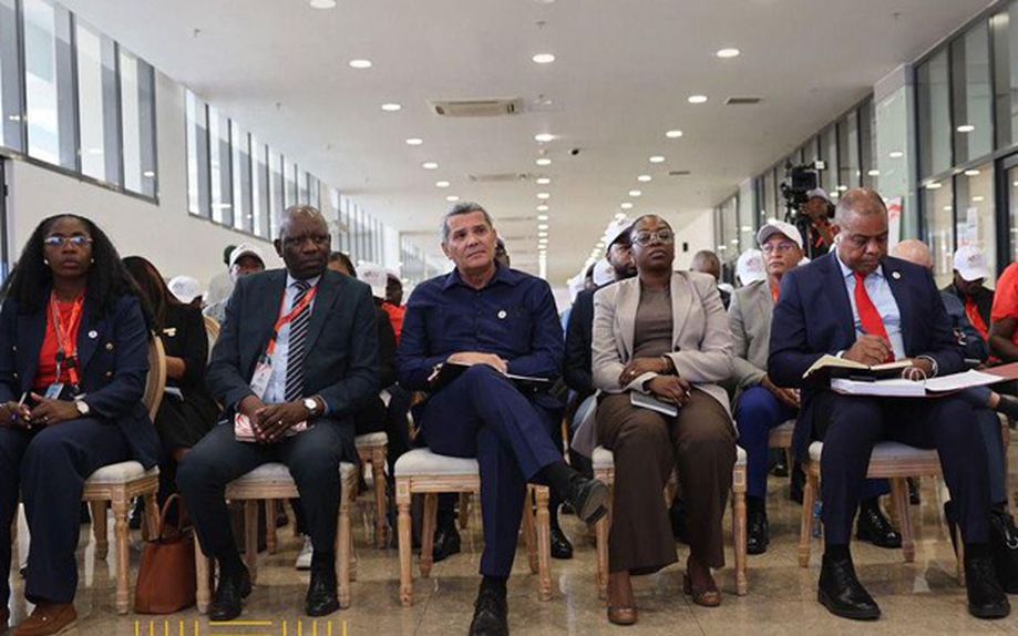 Rui Falcão (ao centro) na abertura do  XIV Conselho Consultivo do Ministério da Juventude e Desportos de Angola