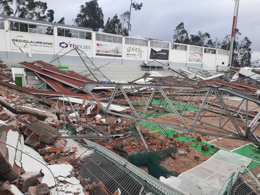 O pavilhão do Marinhense ruiu à passagem da depressão Kristin - Foto: SC Marinhense