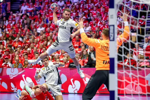 Lukas Mertens remate perante o guarda-redes croata Matej Mandic      Fotografia Imago