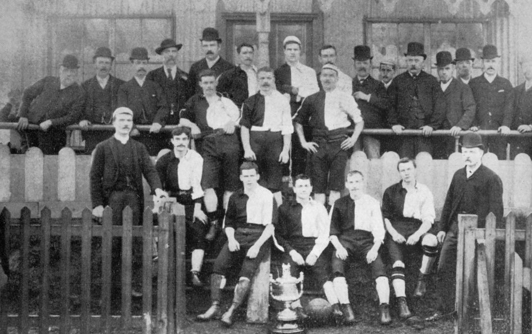 O  Newton Heath LYR (caminhos de ferros de Lancashire e Yorkshire) foi criado em 1878 por trabalhadores de estações de comboios. A mudança para Man. United ocorreu em 1902
