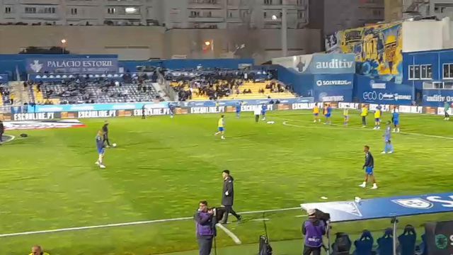 Canarinhos aquecem antes do apito inicial no duelo com o FC Porto