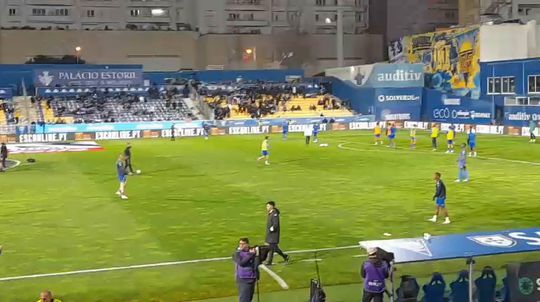 Canarinhos aquecem antes do apito inicial no duelo com o FC Porto