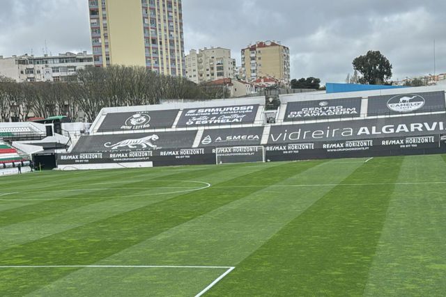 Relvado da Reboleira resiste à forte chuva e é alvo de elogios
