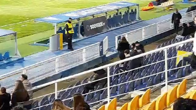 Guarda-redes aquecem enquanto as bancadas se vão vestindo