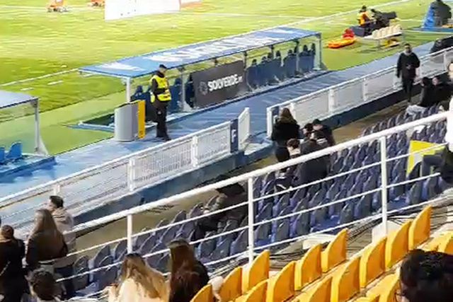 Guarda-redes aquecem enquanto as bancadas se vão vestindo